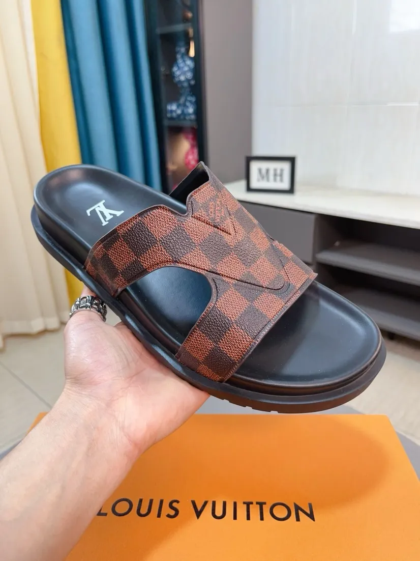 Men's shoes💰300🌹🌹【LV】Multi-color new men's slippers, original top-quality version, original special cowhide with pebbled embossing➕sheepskin on the inner and side, non-slip combination sole, more stable walking, more comfortable and lightweight, high-end and generous, size: 38~44